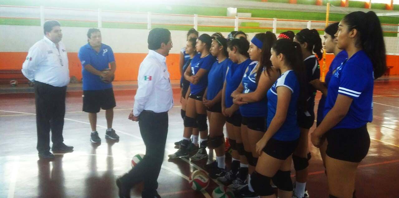 recorre-andres-zorrilla-el-gimnasio-el-mexicano-y-felicita-al-equipo-femenil-de-voleibol